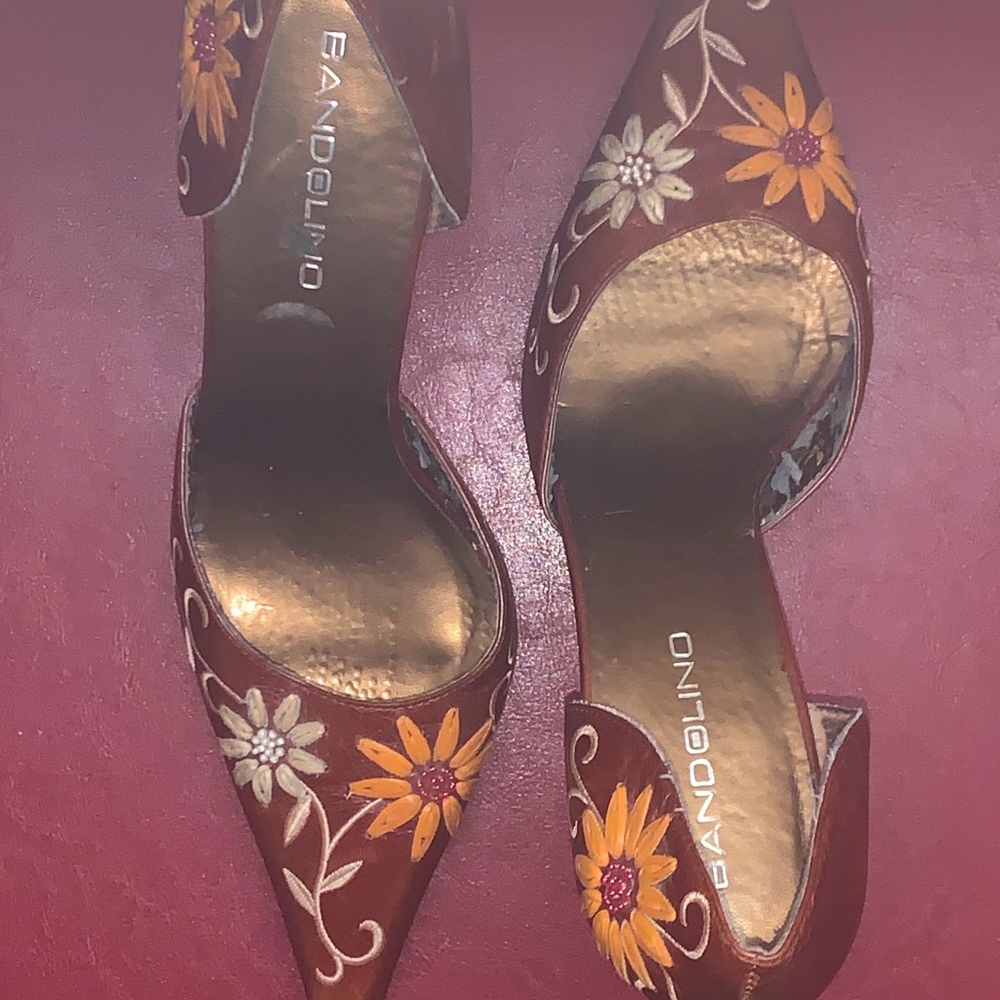 Bandolino Floral Pump